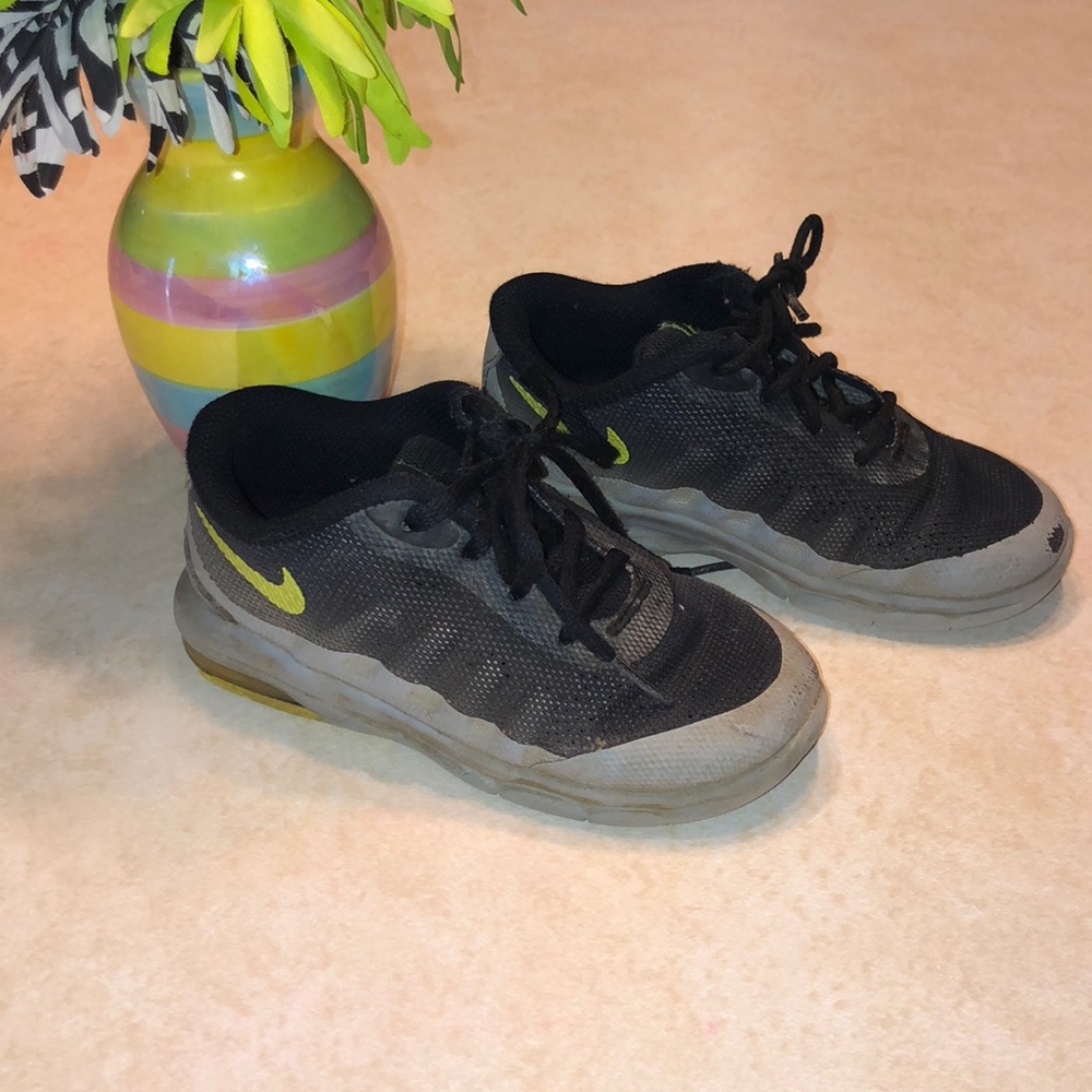 Nike Boys Tennis Shoes Size 9